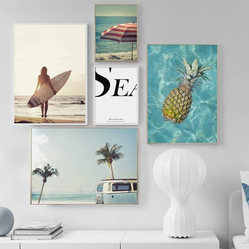 Plakat z wizerunkiem surferki oraz auta wśród palm - Sea Krajobrazy Plakaty Decorateo.pl